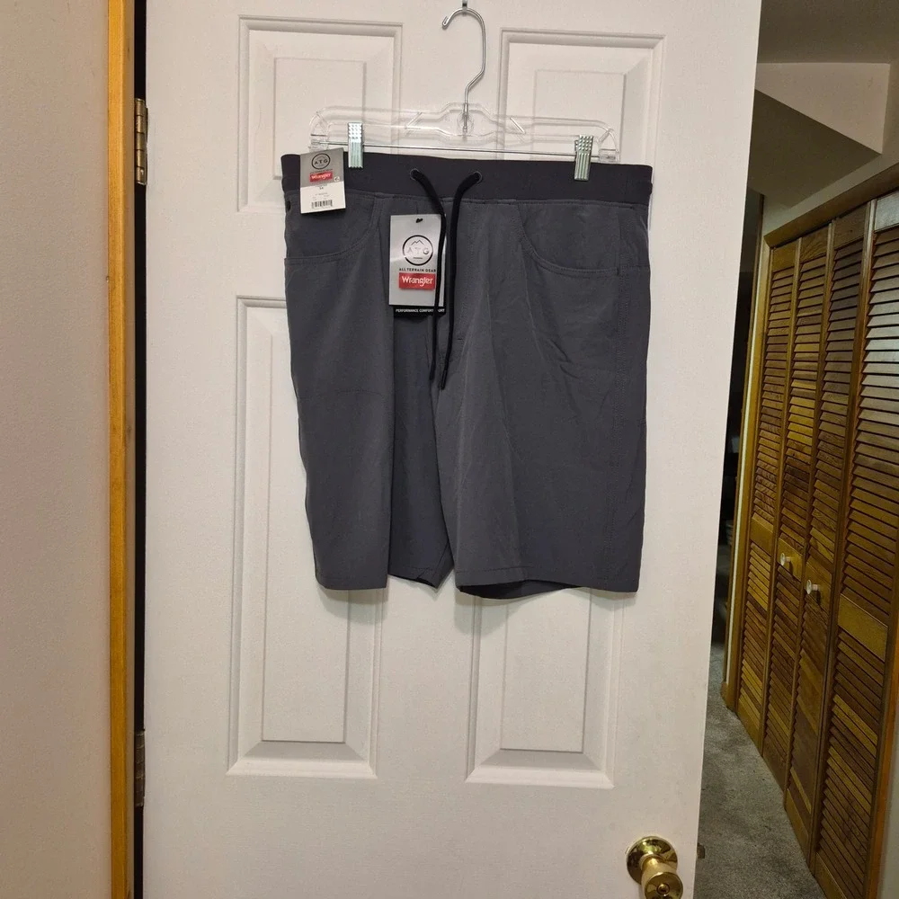 Wrangler ATG Mens Carbon Gray Performance Comfort Shorts 9 Inseam Size 34 NWT